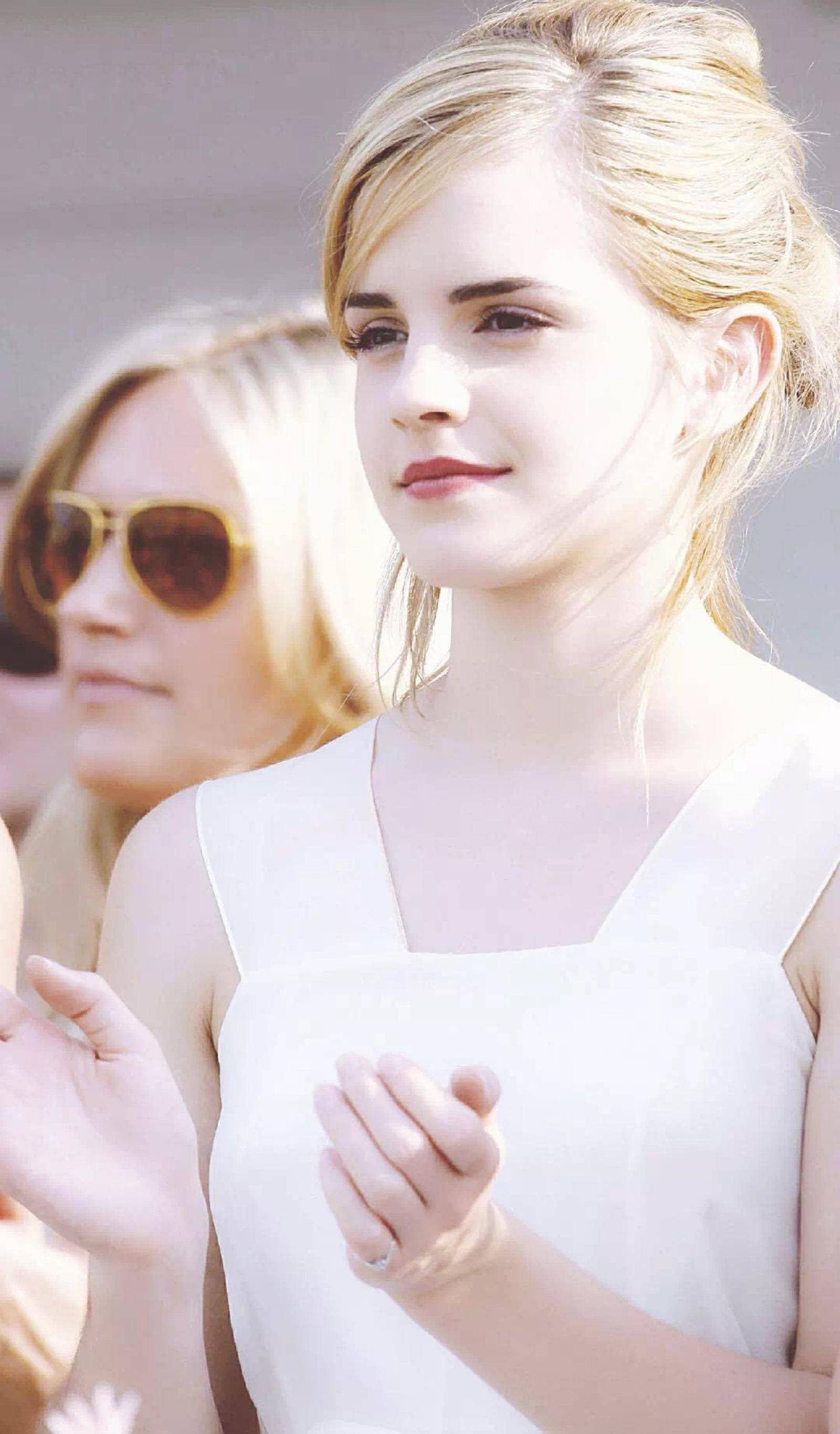深v低胸裙艾玛·沃特森（Emma Watson）美女图片-壁纸高清