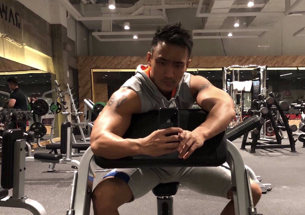 原创性感的小麦色80后肌肉型男健康的肤色下是精致的胸肌和腹肌