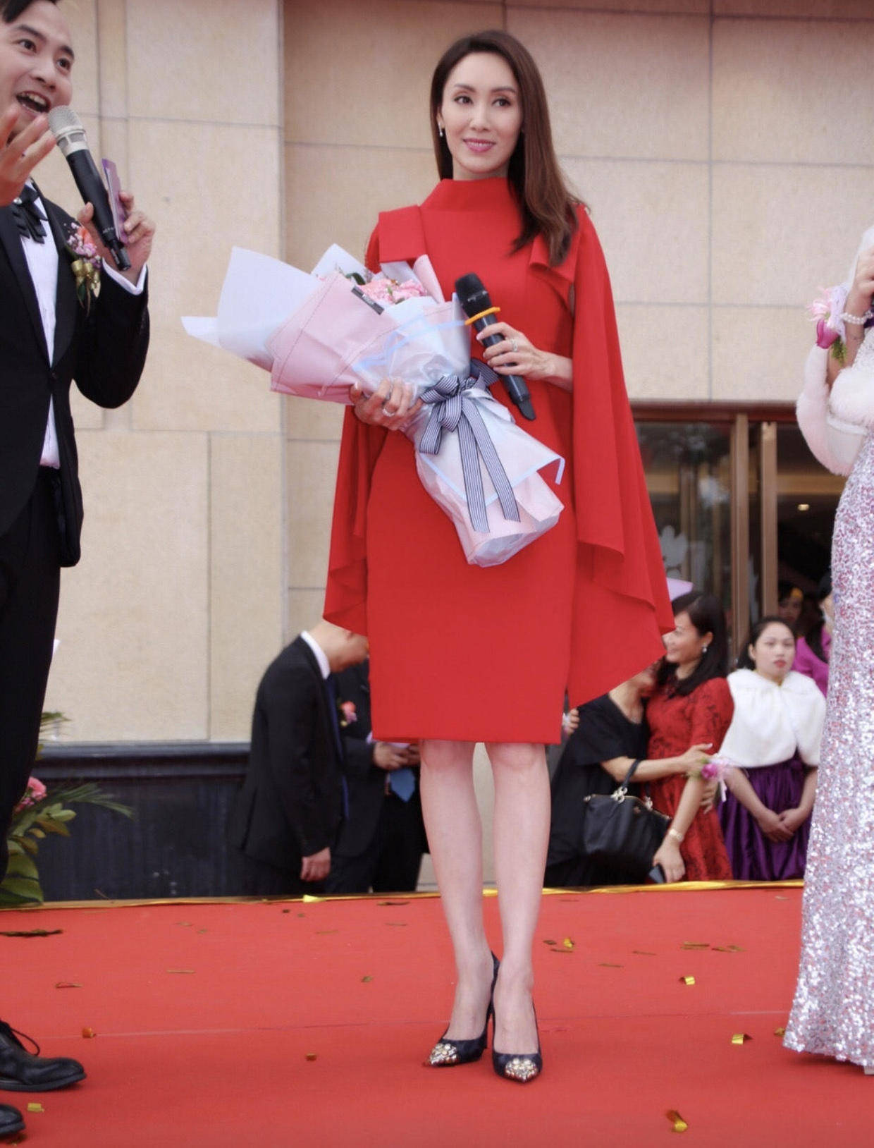 富家千金郭可盈为捞金也好拼穿紧身抹胸连衣裙亮相气质无敌了