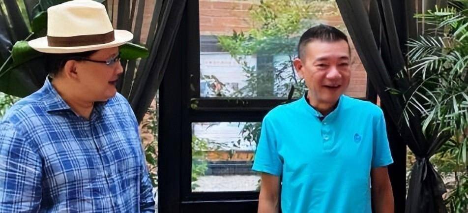 主持人渠成送食物给患病的邻居,自己在家吃泡面_生活_疫情_曹可凡