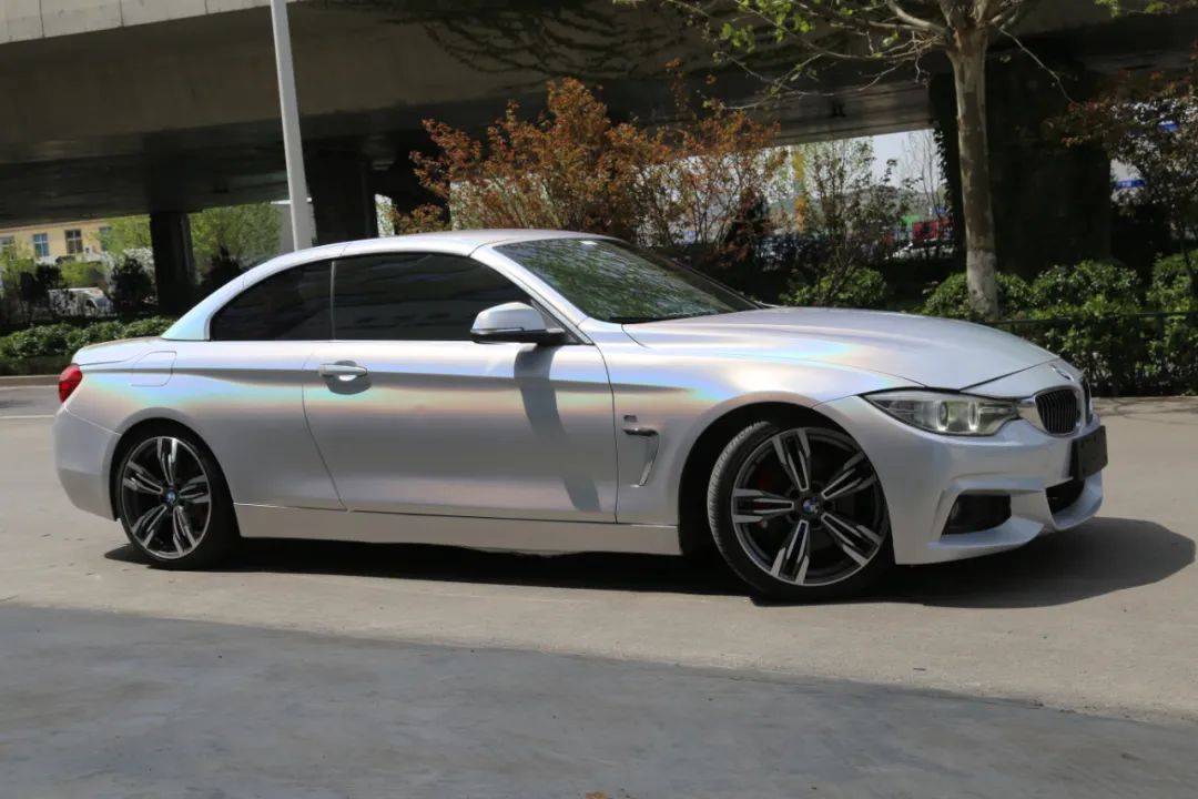 宝马四系翻新改色镭射白 水晶三件套 evo一套 黄色安全带 太阳膜 迎宾