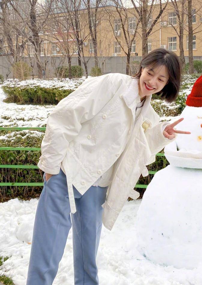 李溪芮的身上穿了一件白色的外套,外套的样式把她的气质和时尚的魅力
