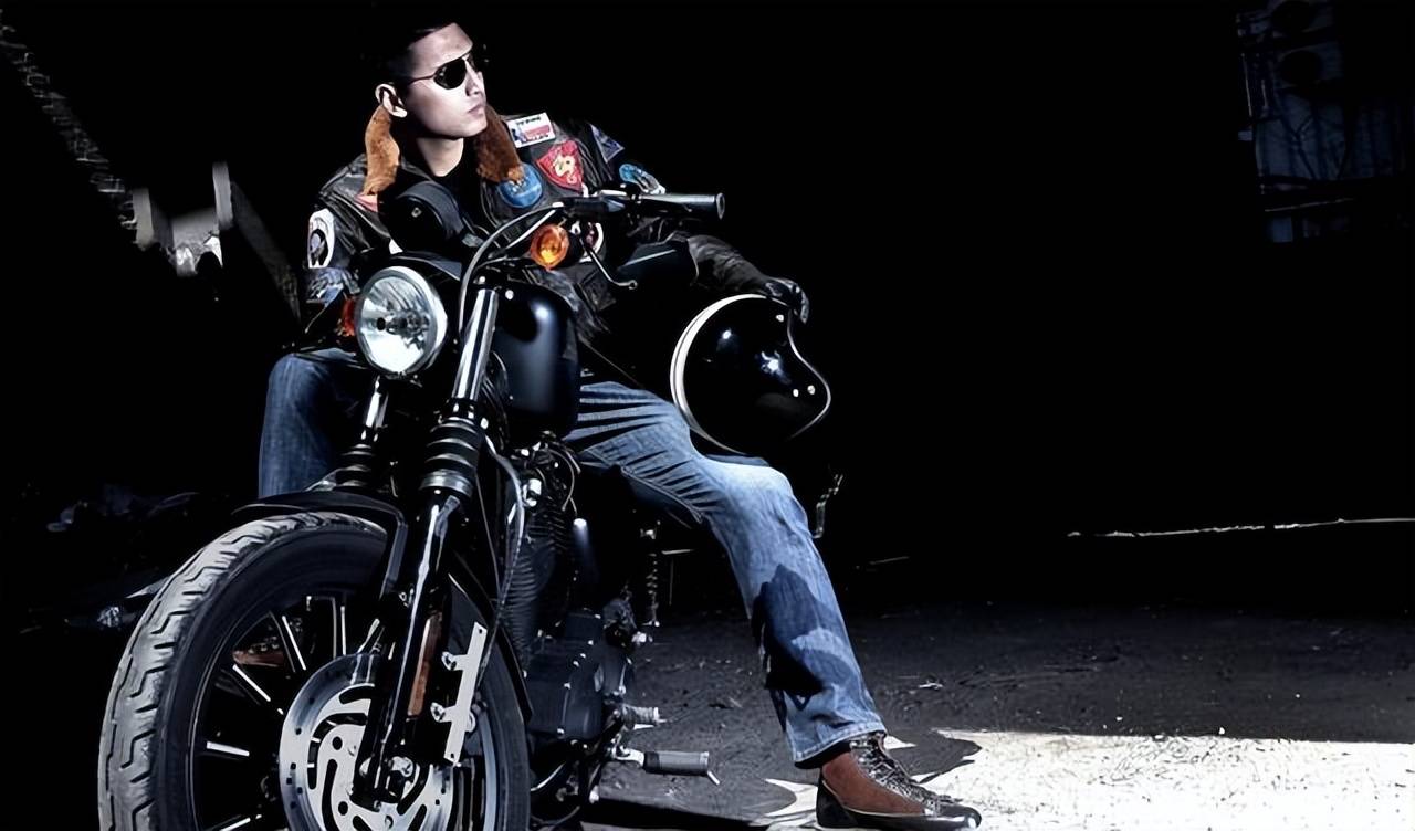 尤其是施瓦辛格演的《终结者2》中,他骑着大排量的摩托车,一手扶着车