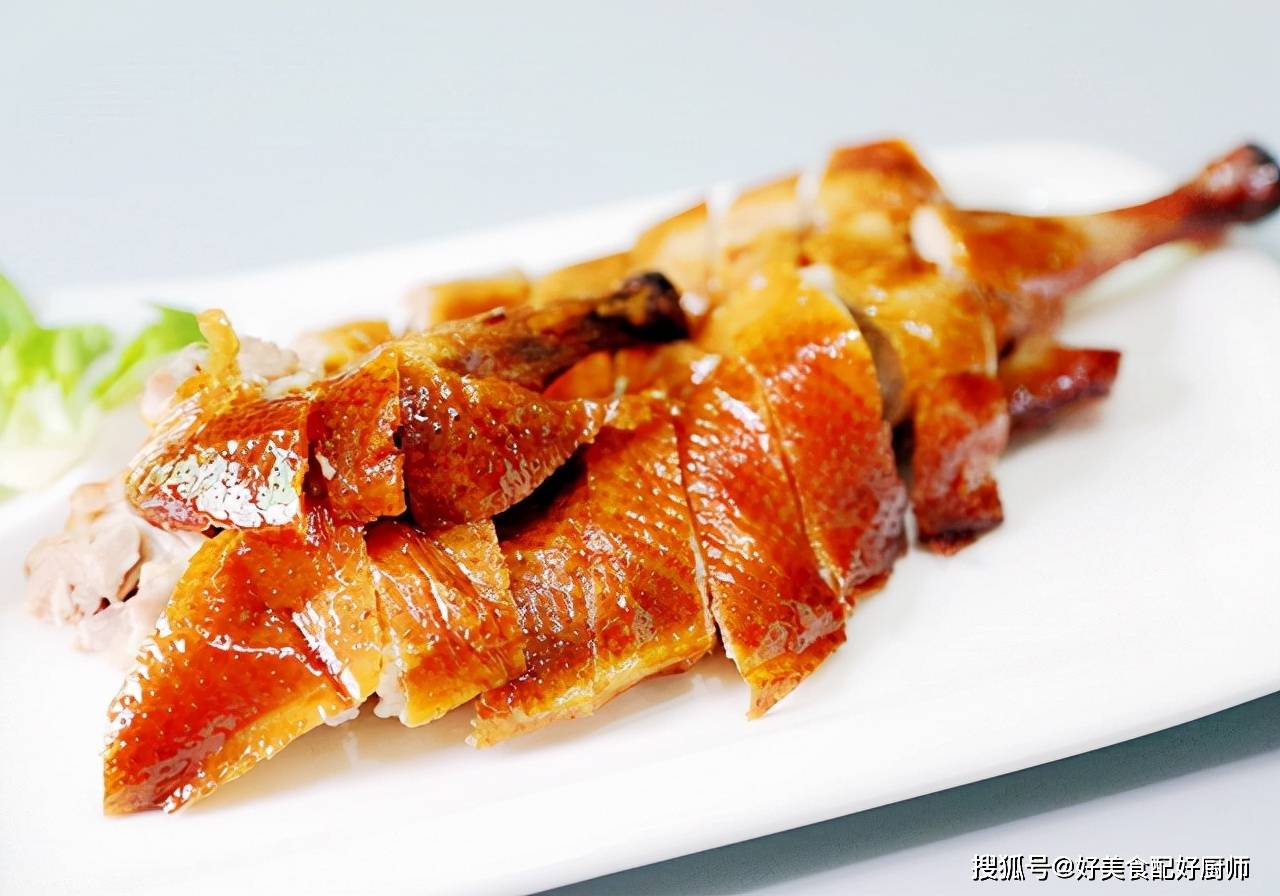 是因为它结合了烤鸭的皮脆肉嫩和四川冒菜的吃法,是把烤鸭切块后放在