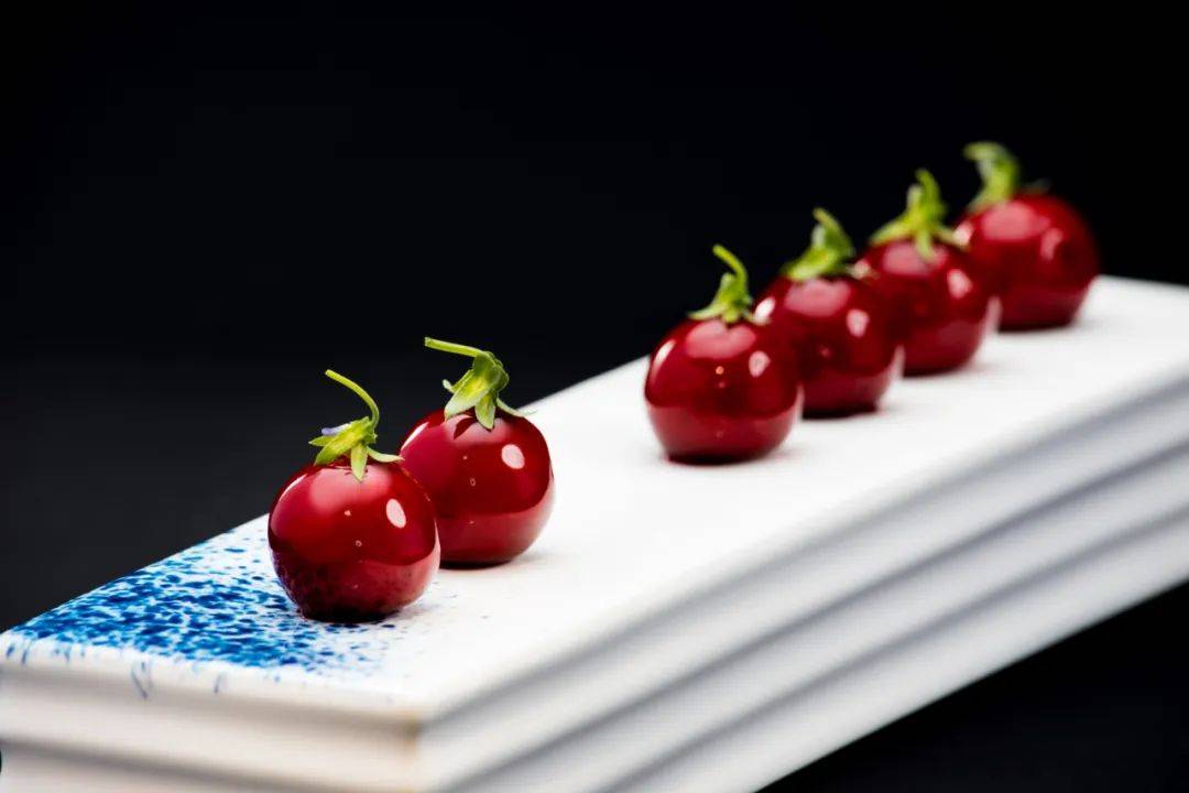 此次焕新是以稻草烟熏妙龄鸽,红酒樱桃鹅肝,龙袍加身玉芙蓉,红酒文火