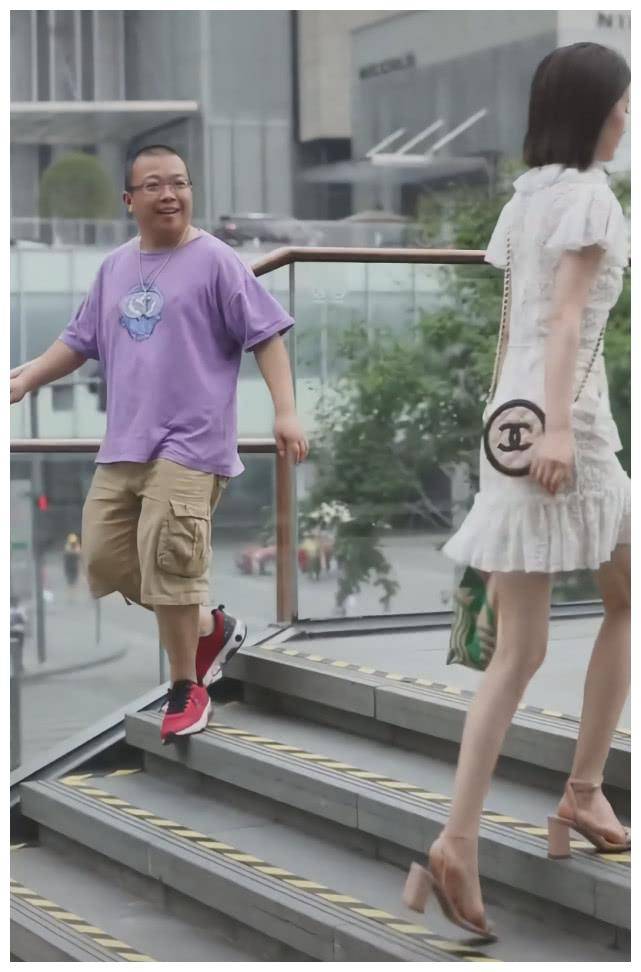 美女穿雪花裙 高跟鞋太迷人,大叔看得目不转睛,结局太狼狈