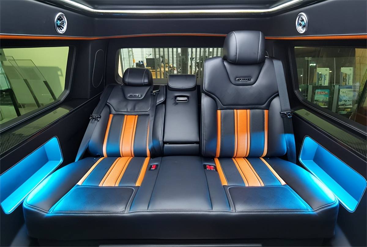 这辆车可以驰骋沙漠与各种崎岖地区,在野外野营时,福特勇猛者后仓空间