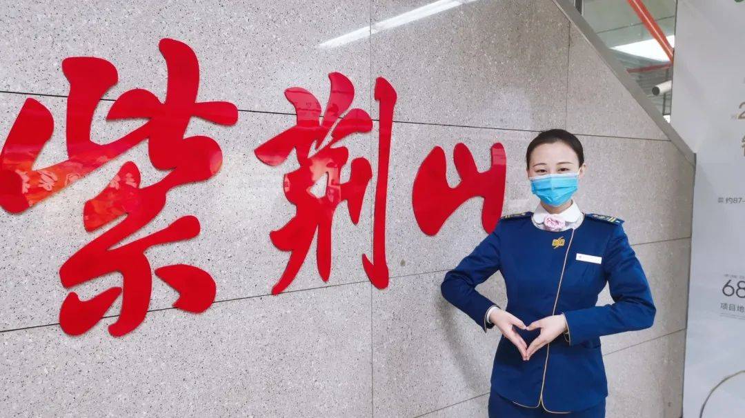 戌时20点,客服中心处站务员耐心处理乘客问询等乘客事务,车站不停播放