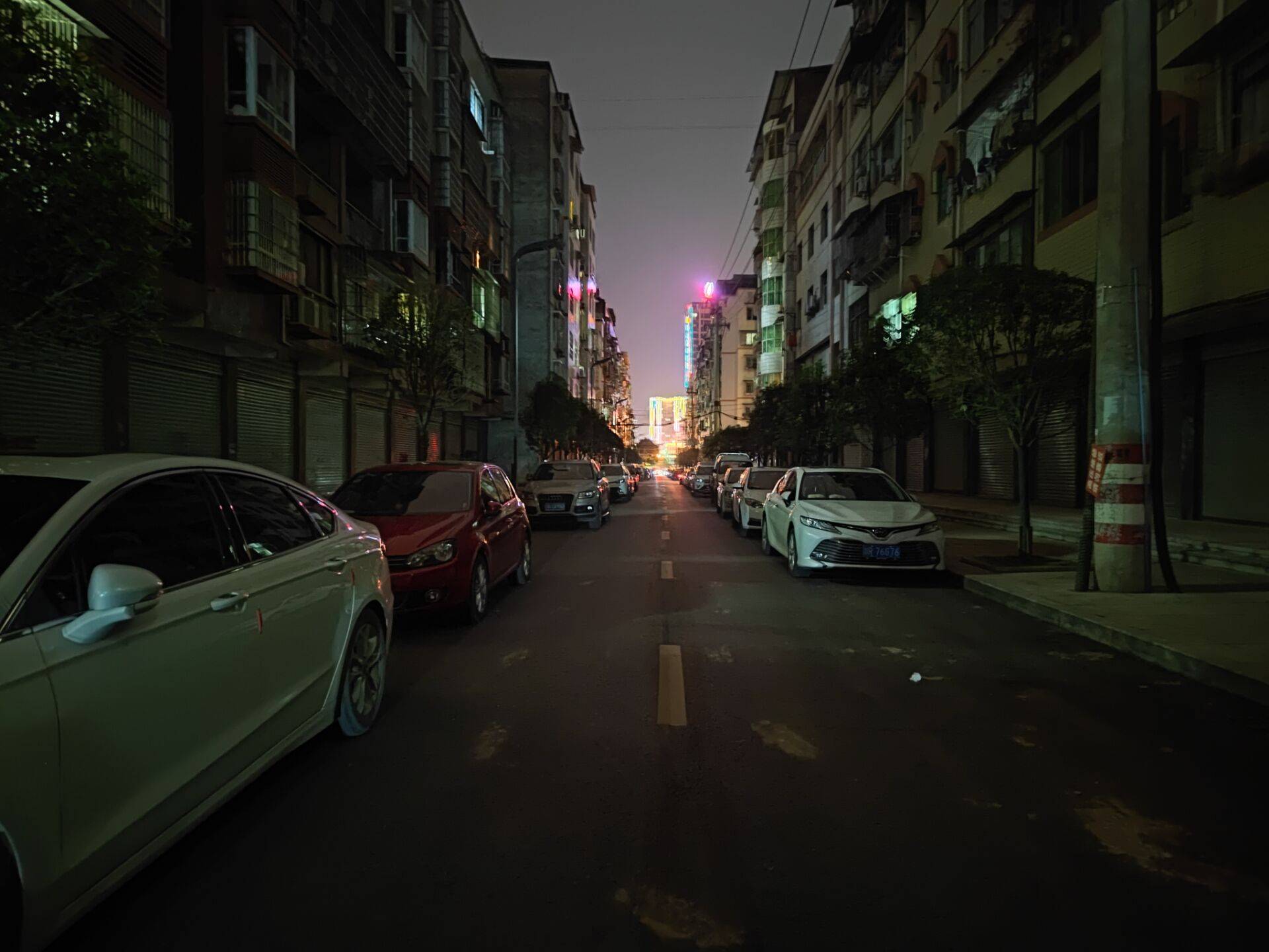 蓬安城区这个路段居然如此昏暗不知何时这里才会出现路灯的光亮