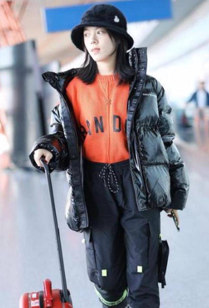 原创17岁赵今麦私服穿搭够前卫羽绒服配橙色内搭素颜气质好