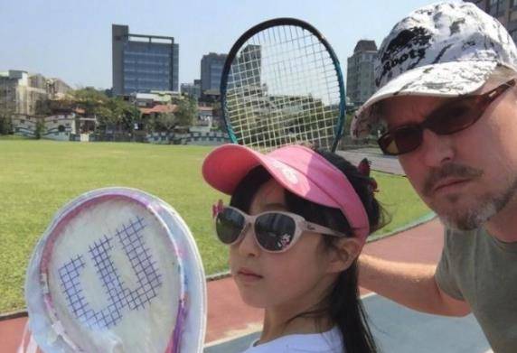 夏克立的混血女儿长开了,9岁夏天美得像芭比娃娃,基因太强大_公主