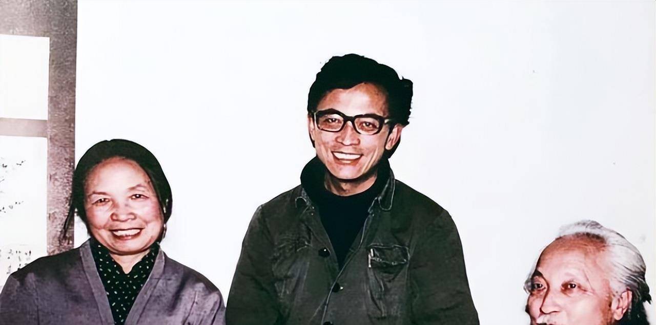 在陈布文去世一年后,张仃迎娶了灰娃.陈布文的死,并没有改变什么.