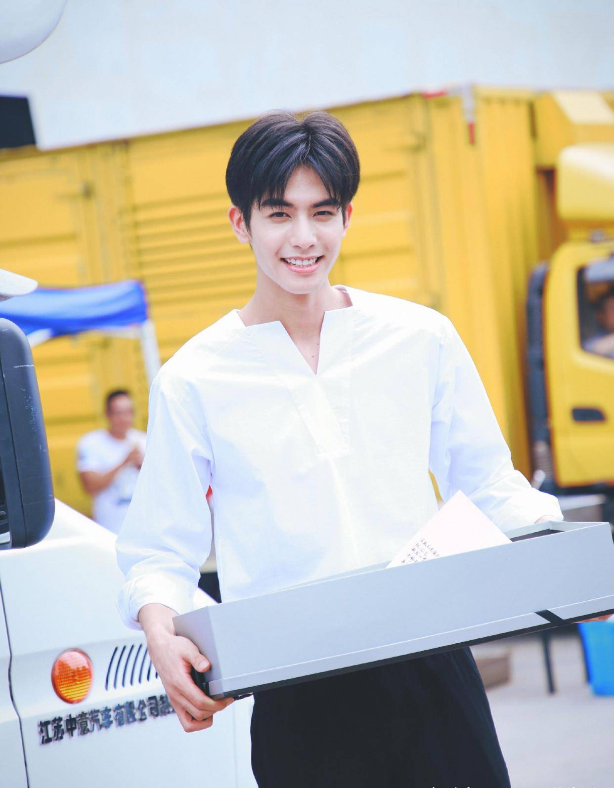 20岁宋威龙,拼色衬衫搭配漆点牛仔裤,年下男元宋太帅气!