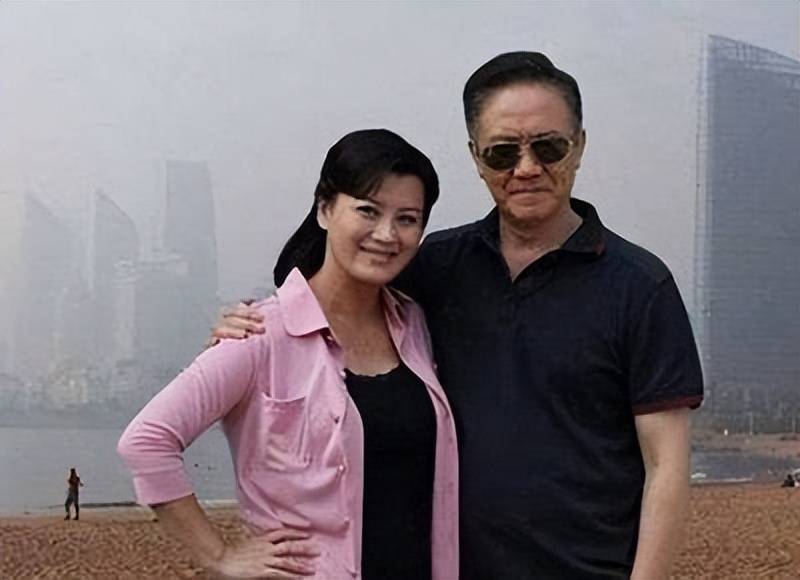 一家三口幸福地生活在一起,但现在他自己的儿子已经长大了.