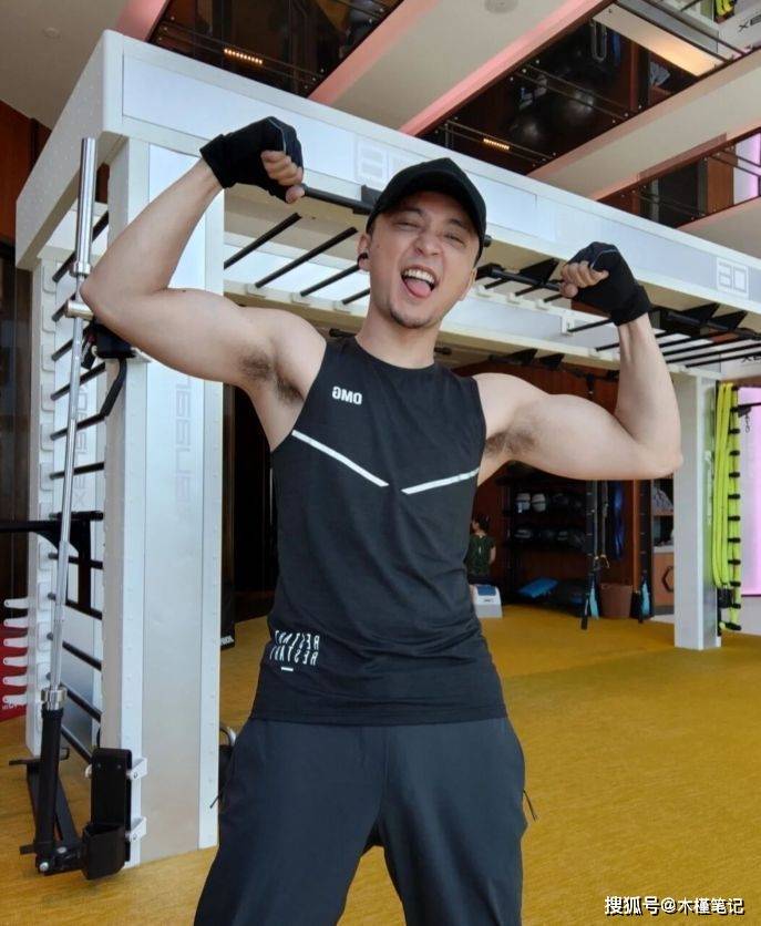 尼格买提晒健身日常,手臂肌肉线条明显,大方秀腹肌引发热议_小尼_帕夏