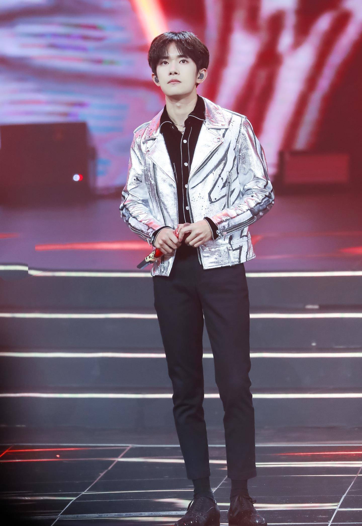 原创20岁易烊千玺穿银色机车服帅气逼人完全是男朋友的穿搭手册