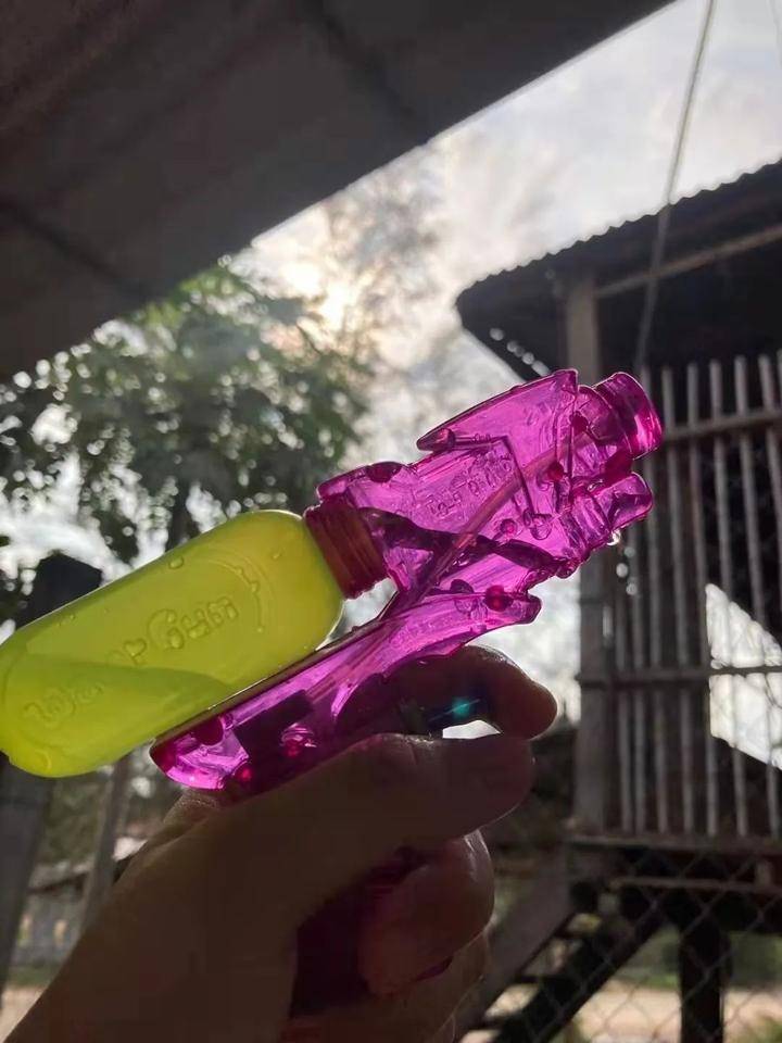 看到第一张就憋不住了._水枪_人们_射击