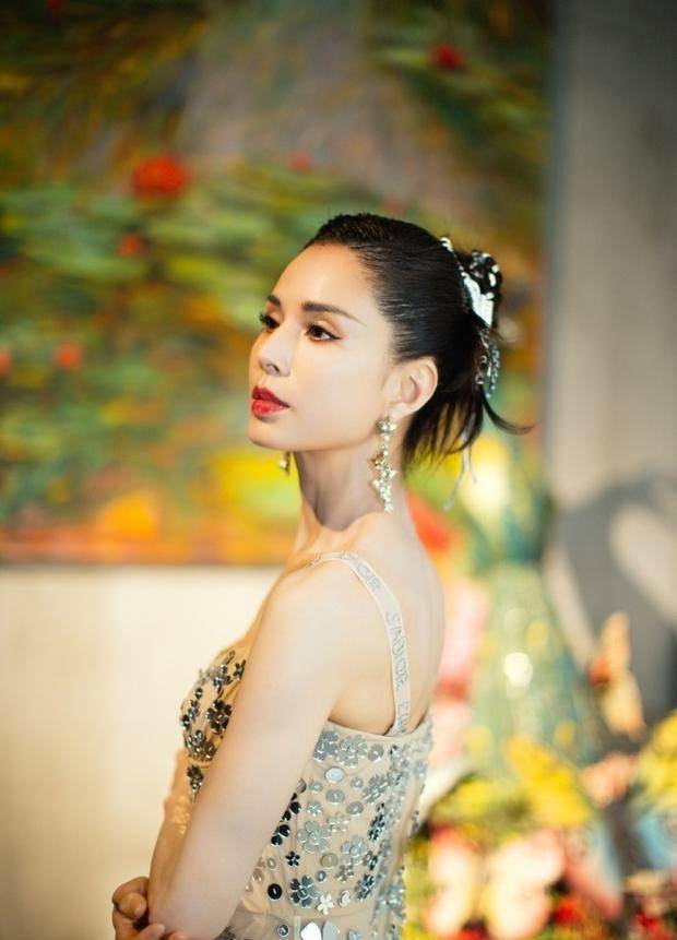 头,将她整个小脸的轮廓全部露出,连上精致的妆容搭配着柳叶眉和大红唇