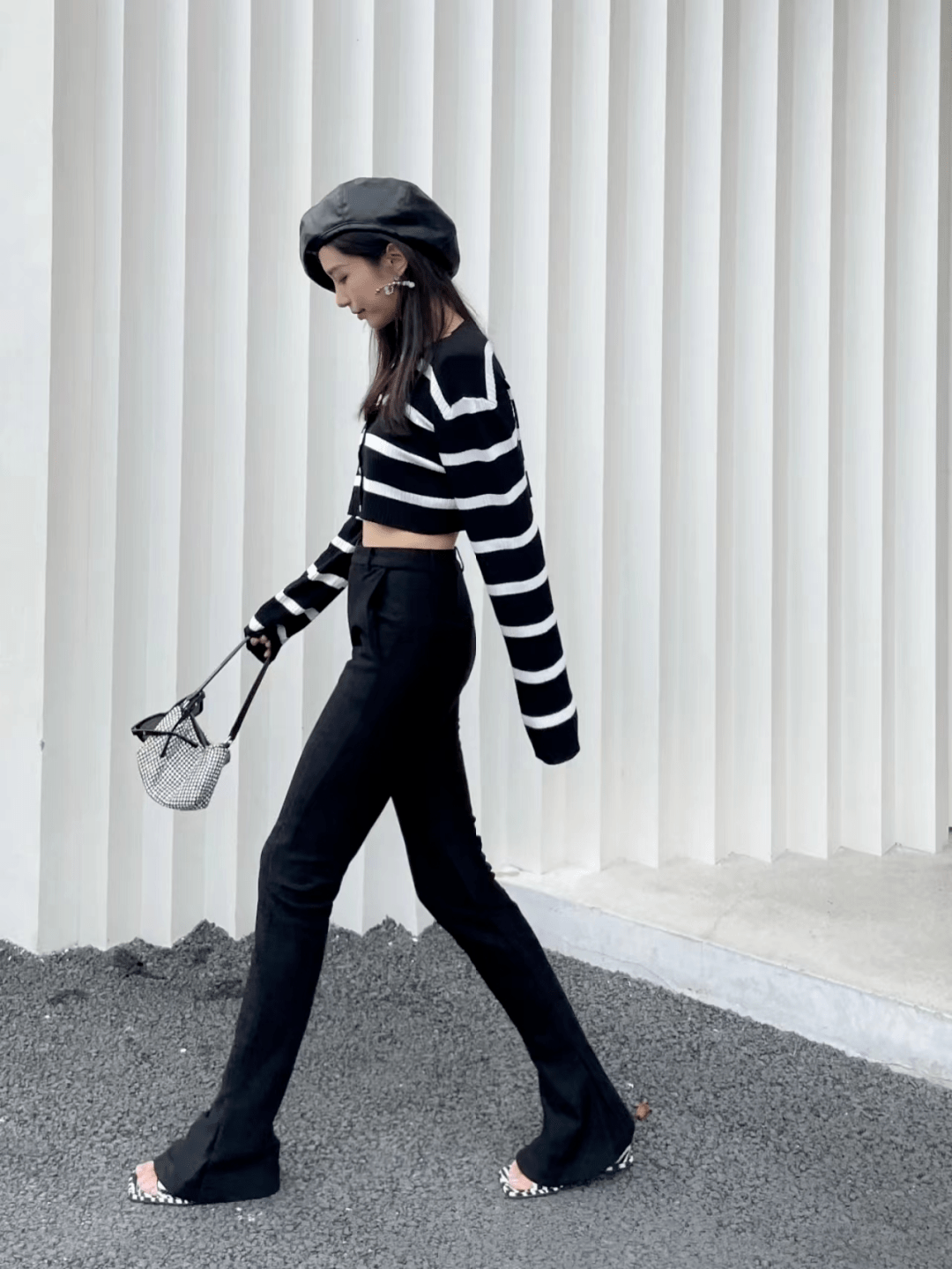 卫衣带有青春活力感,搭配高腰马蹄裤一起穿着,青春与复古的碰撞,营造