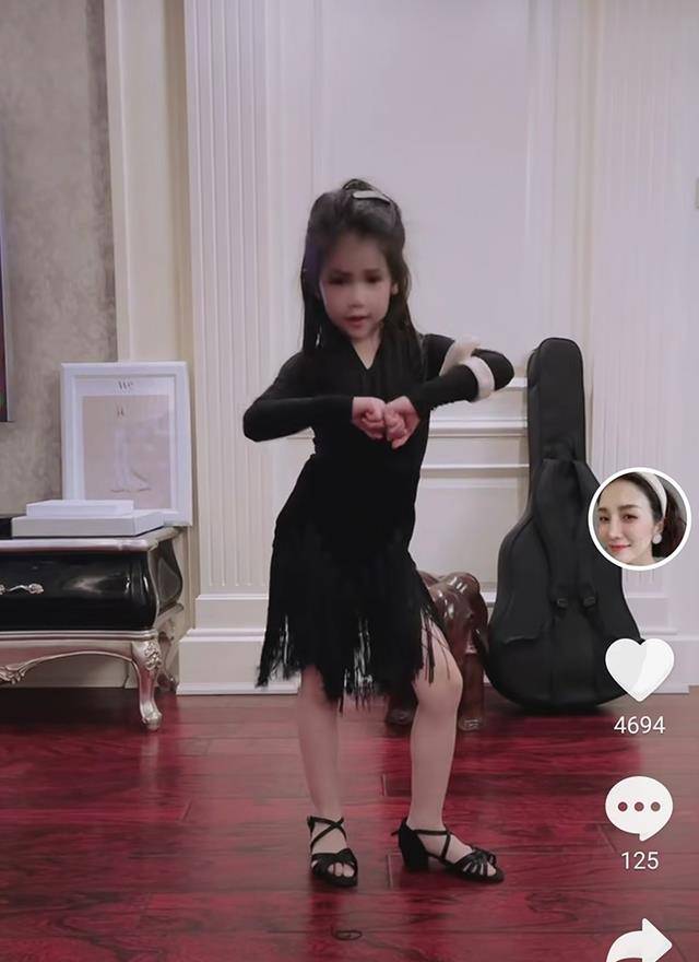 肤白鼻子挺发量惊人,跳拉丁舞星范儿十足_杨雨曦_杨雨辰_儿子