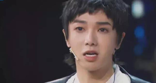 有一天晚上,妈妈突然看着天花板,哭了起来,华晨宇赶紧问妈妈是不是