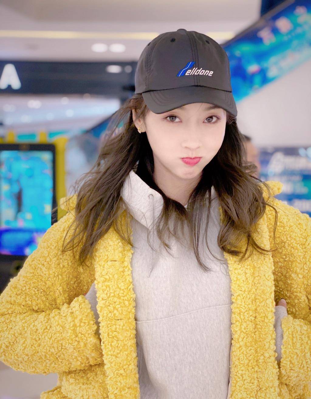 原创28岁宣璐穿小黑裤显腿长师姐不仅模样俊俏关键太会穿