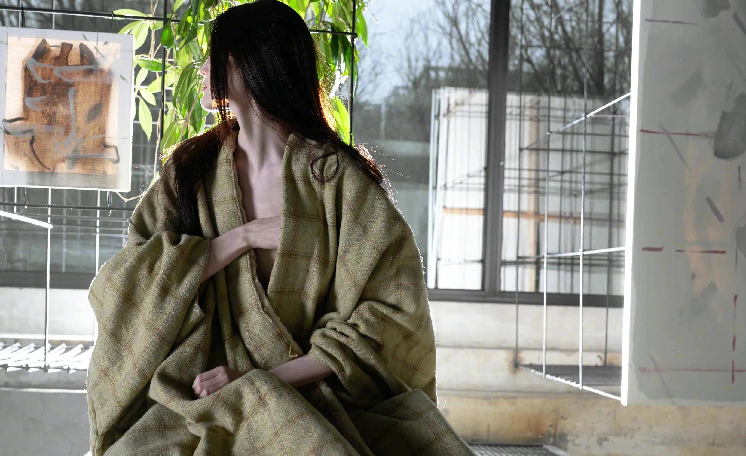 原创何穗一组照片走红高颜值好身材引发关注修长双腿很吸睛