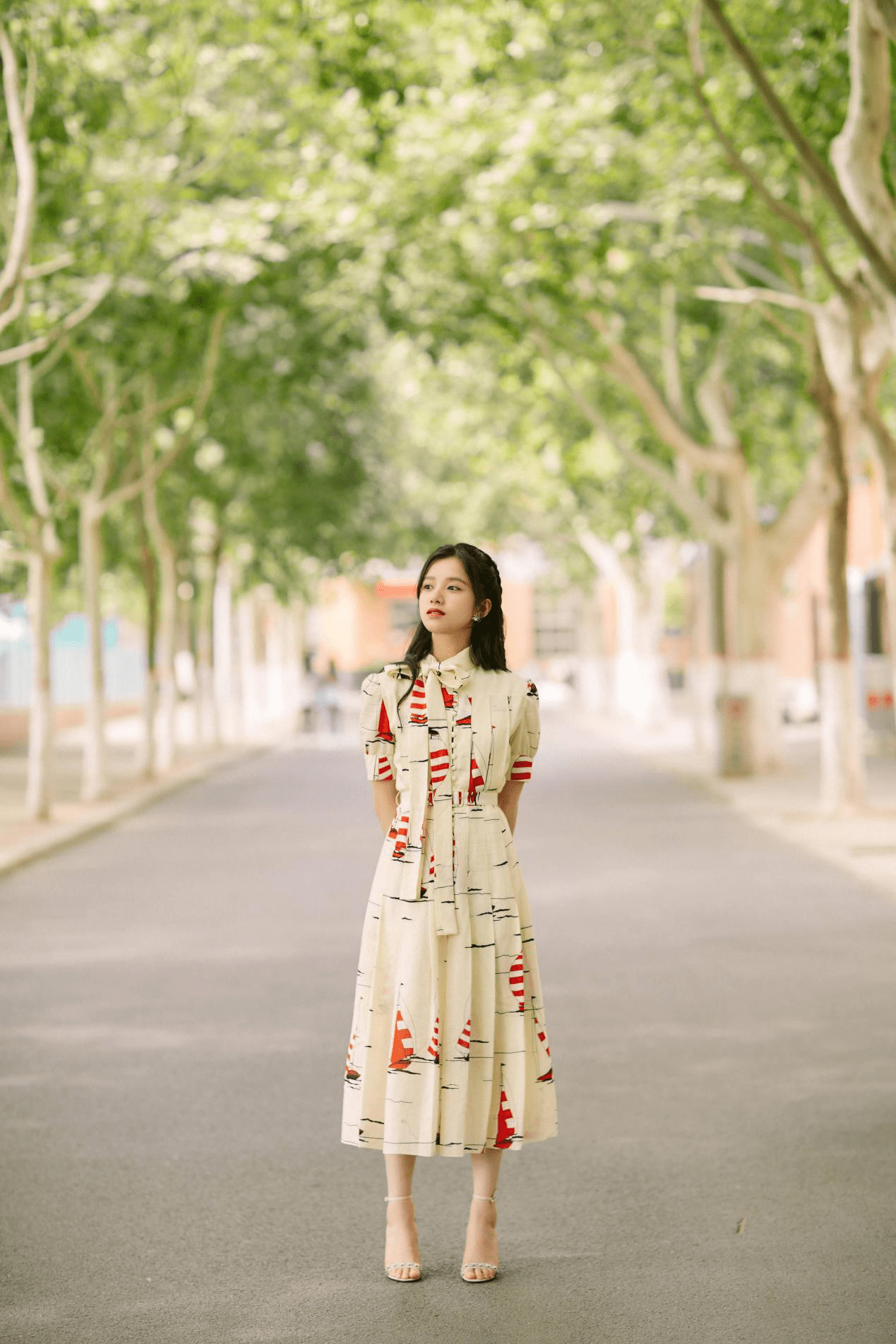 米白裙子搭配鱼身图形,看来张婧仪绝对是"我年轻,我喜欢"!