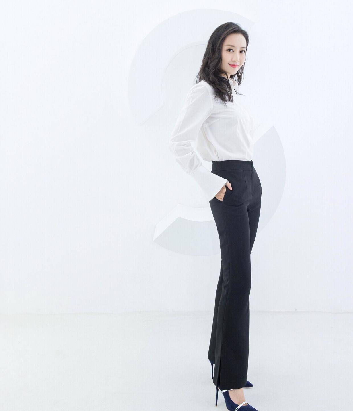 原创王鸥气质太绝了穿简单白衬衫配喇叭裤就高级感满满美得认不出