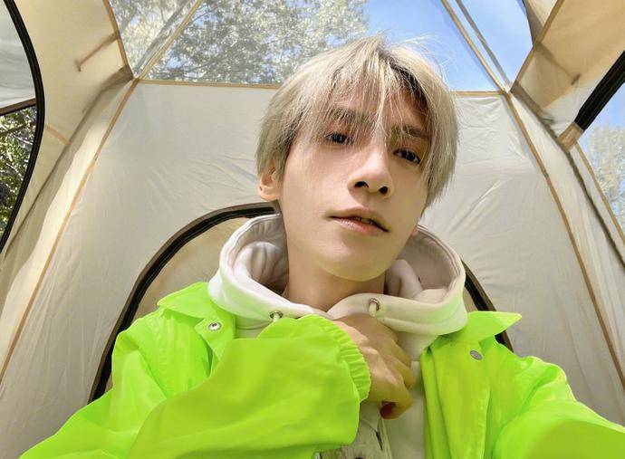 原创罗云熙秀近照一头银发阳光帅气粉丝不淡定了