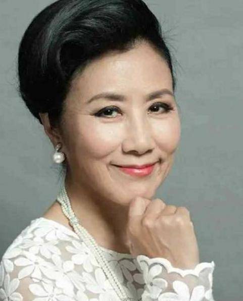 原创73岁汪明荃老态龙钟那是不了解她斑马内搭荧光西装潮到爆