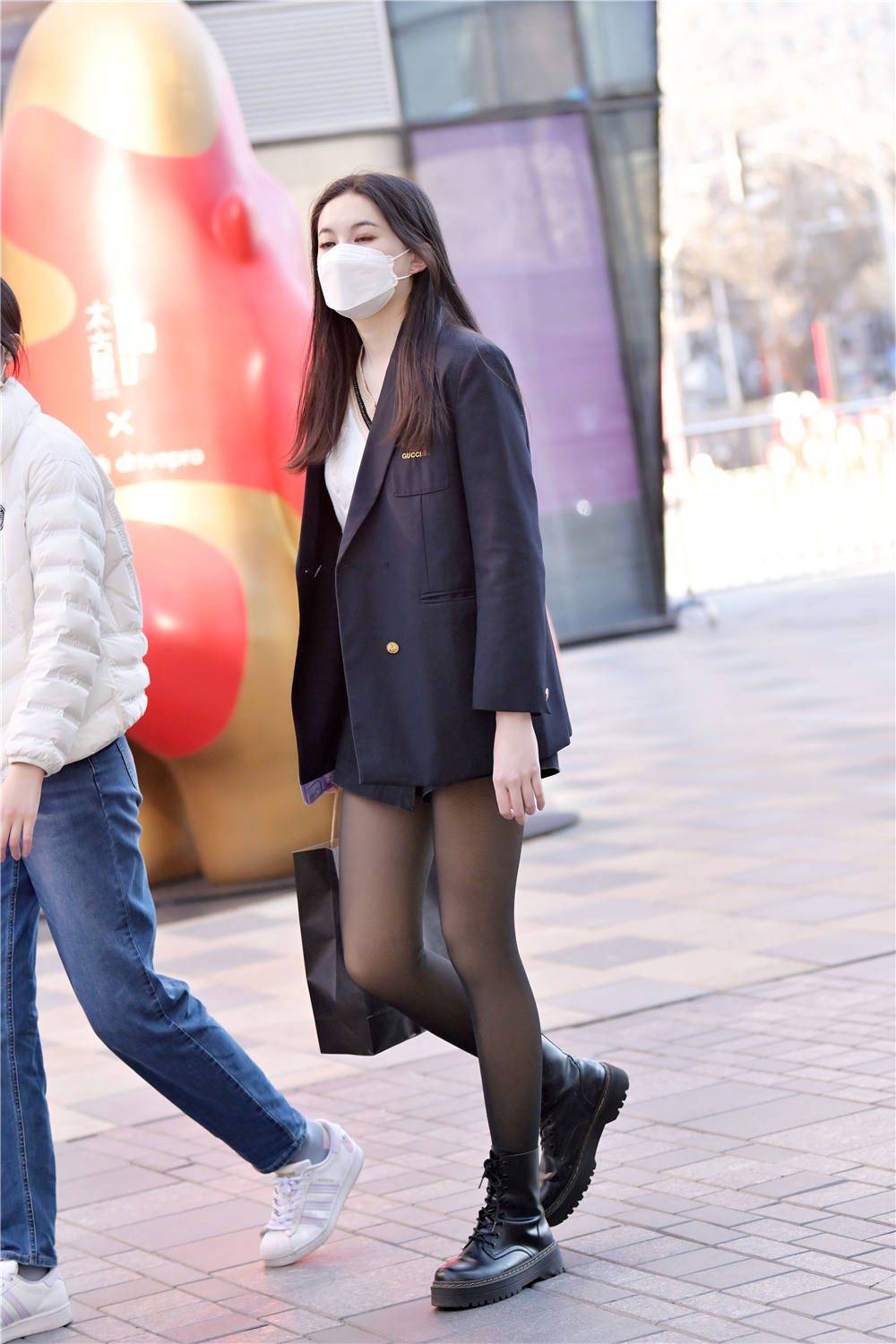 春天搭配黑色丝袜的姑娘很多,不一定能够是高跟鞋,运动鞋也好看