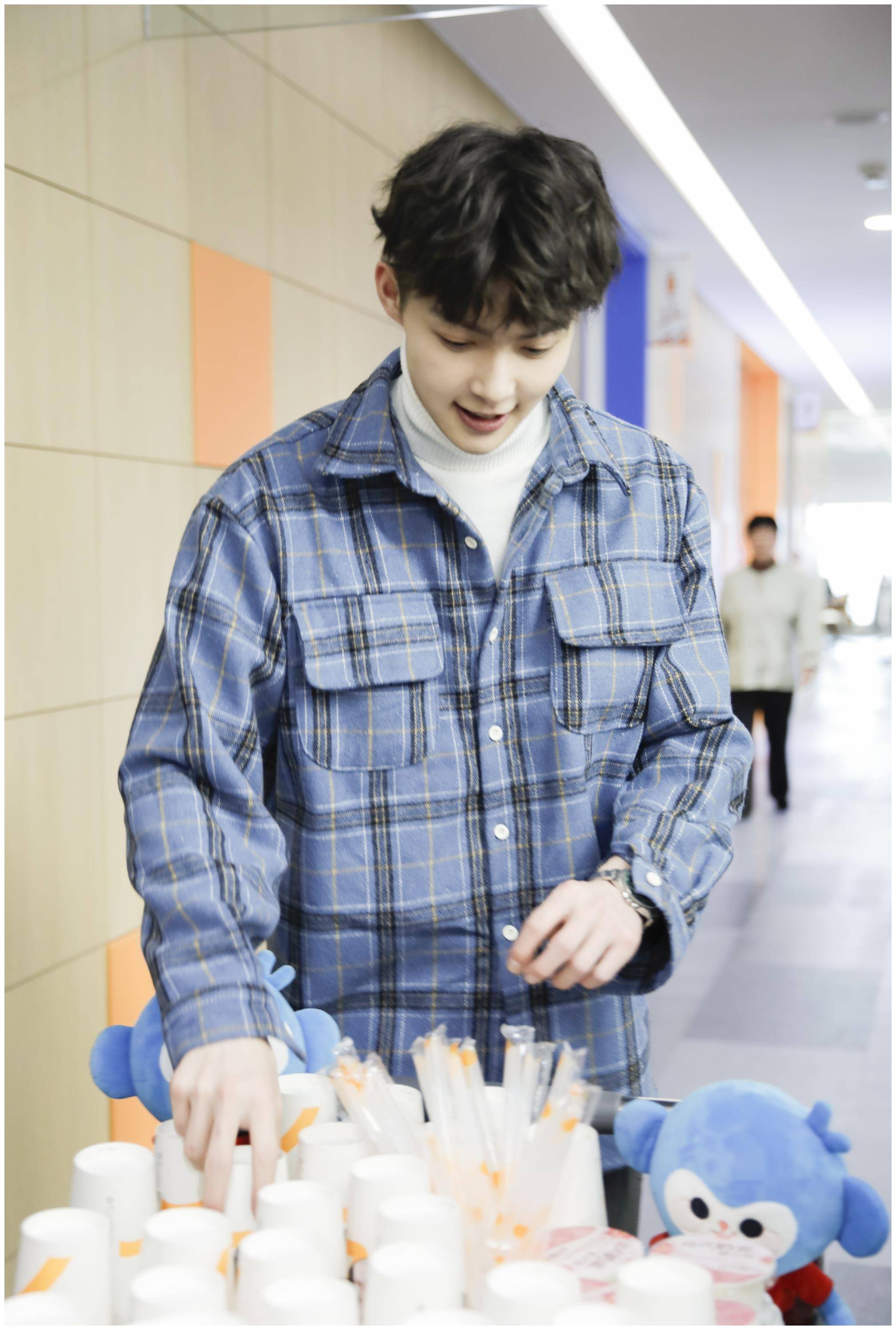 原创徐璐变身元气少女时尚俏皮张铭恩潮流帅气装扮很有个人风格