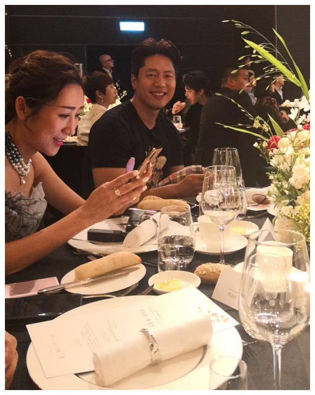 世贤参加"品如"婚礼,大花裤衩亮了,网友:全场最"骚"的人!