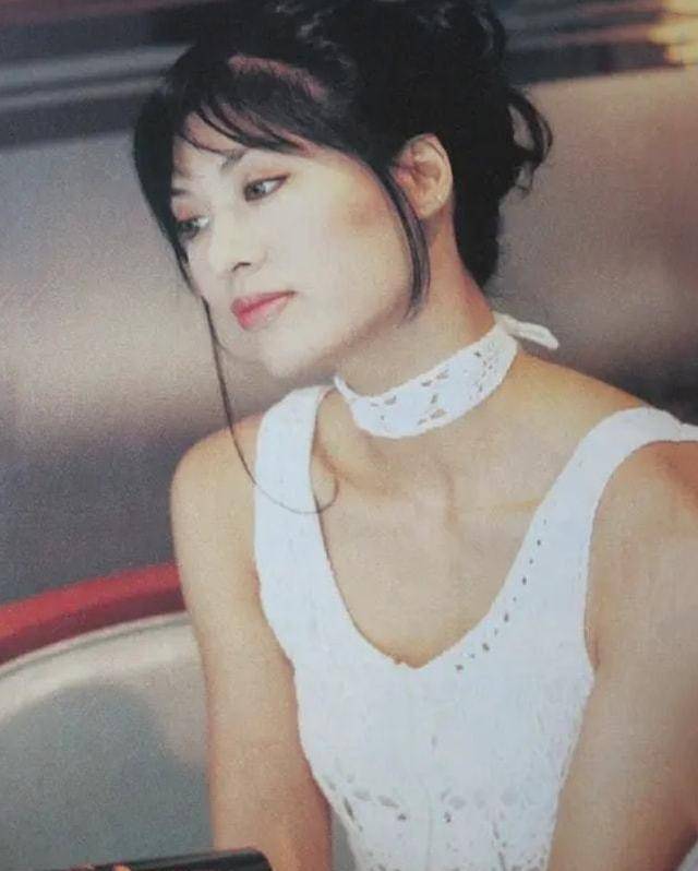 原创港姐亚军情场屡屡失利事业不温不火的周嘉玲转身嫁了印度人