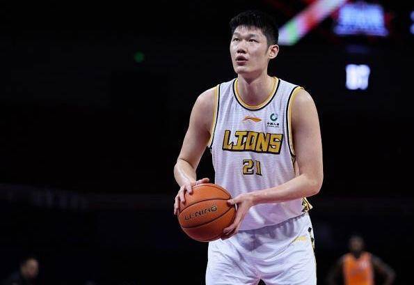 原创周鹏受伤赵继伟比谁都紧张胡金秋脾破裂上海男篮若无其事