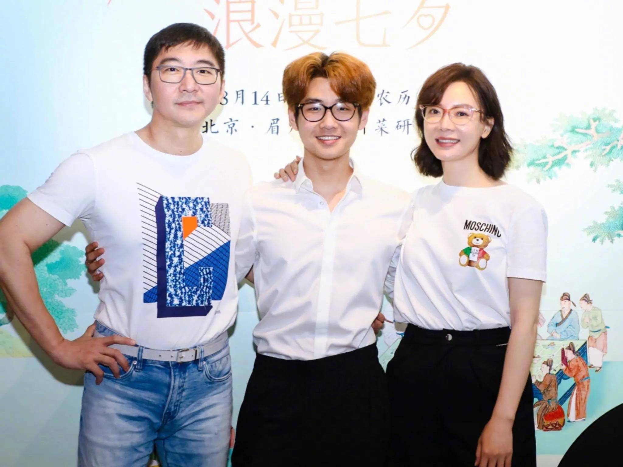 演员陈数在钢琴键上找来一个老公继子就是我的孩子