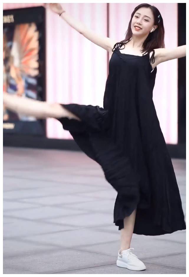 小姐姐为博眼球拼了,自以为穿裙子空中劈叉很美,男生却觉得过分_叉子