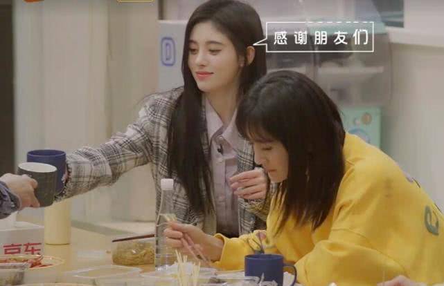 原创鞠婧祎在饭桌上跟大家道歉有谁注意她的做法很容易被原谅