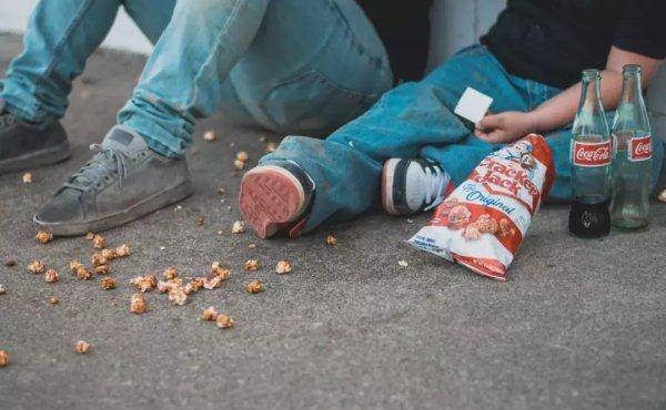 长期喝可乐的人后来都怎么样了?_系统_维生素_玻璃瓶