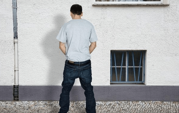 24小时内,男人排尿次数若接近"这个数",或许"尿毒症"离你很远_尿液