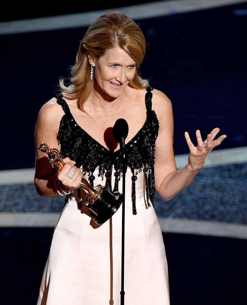 53岁的她穿上粉色连衣裙依然十分甜美,时尚,再加上劳拉·邓恩