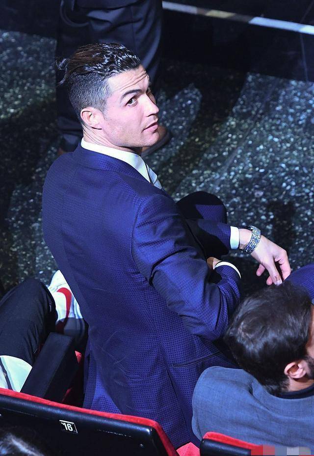 动足球了,那么做模特绝对一样的吃香,球场下的c罗穿着一身蓝色的西装