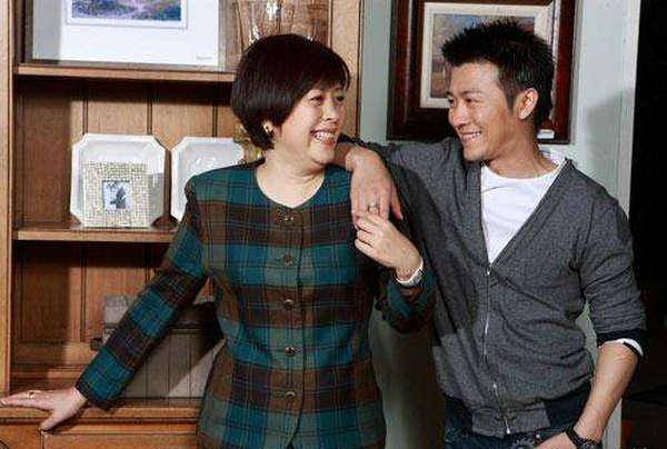 母亲是荣信达创始人李小婉,"干妈"是知名导演李少红.