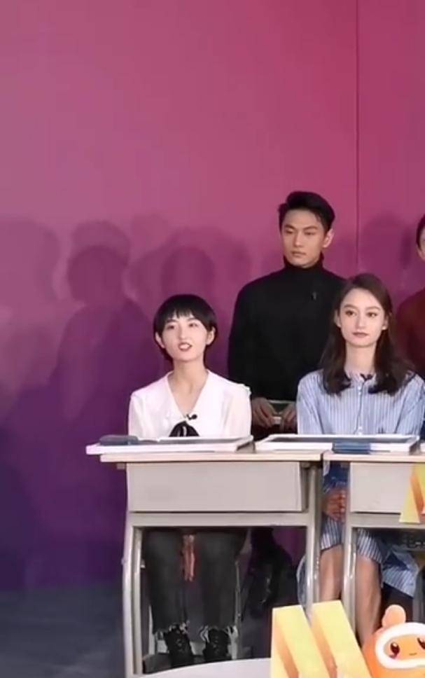 原创张子枫现身北电校庆干练短发超吸睛被身后男同学紧盯
