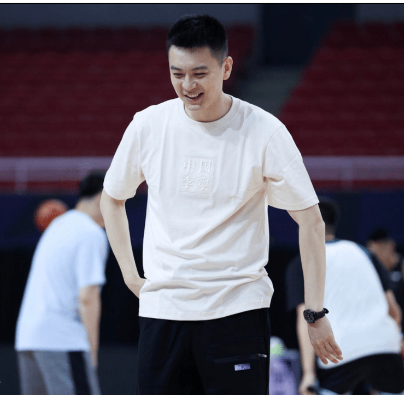 枕戈待旦杨鸣亲自调教赵继伟防守韩德君李晓旭穿训练服太朴素