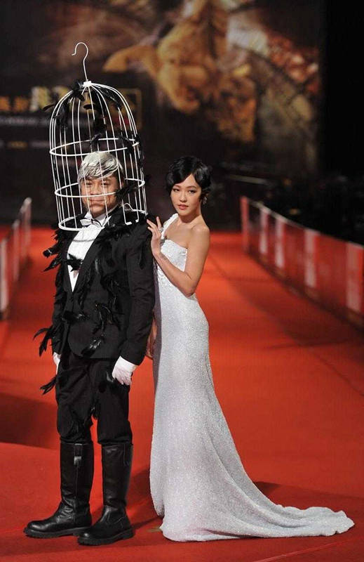 小s蔡康永真会凹造型女的斜肩连衣裙惊艳男的戴个鸟笼就来了