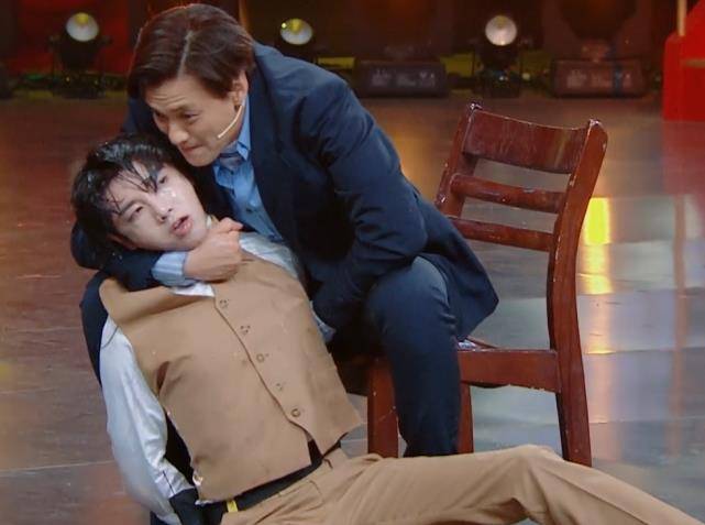 周一围审讯,用残忍的手段对付,先是不服从的华晨宇,被对方勒着脖子拖