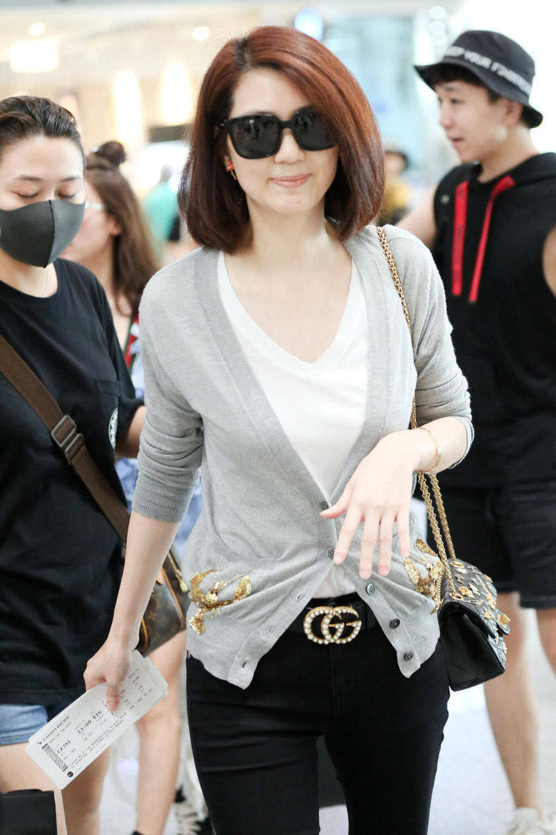 洪欣走出风波后更美了穿针织开衫破洞牛仔裤走机场短发好嫩