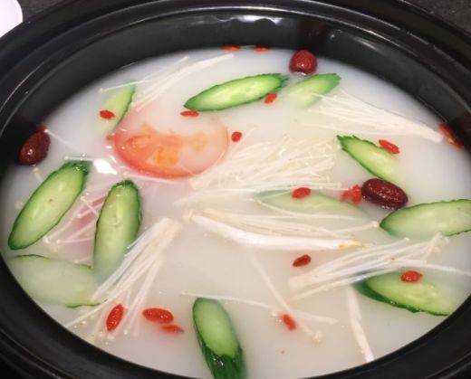 原因,就说明我们在吃火锅的时候,大家是没必要总是去点这个清汤锅底的